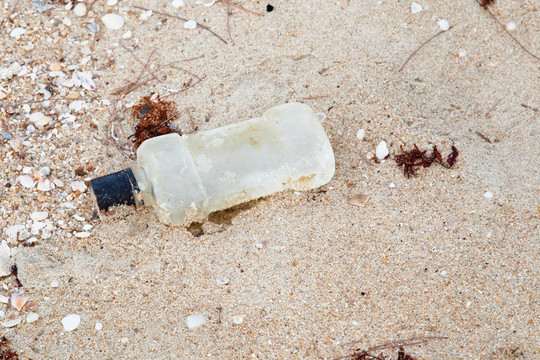 海灘上的垃圾塑料