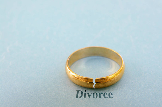 有裂紋的結婚金戒指特寫（離婚的概念）