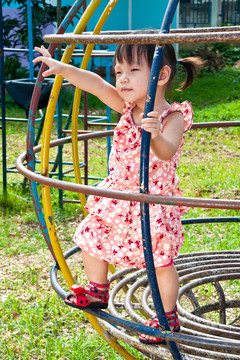亞洲小女孩在Playground玩