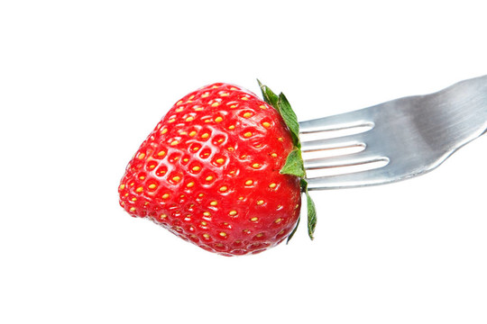 叉子上的新鲜草莓。在白色背景上。