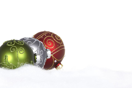 白色背景雪中的三個(gè)圣誕球