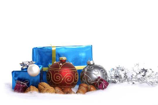 圣誕樹(shù)球；雪地上的堅(jiān)果和禮物