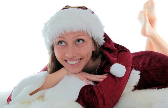 地板上的Santa Claus Woman