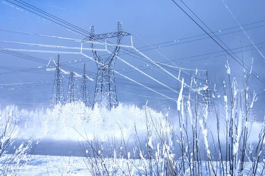 電力成本的環(huán)境中的雪堆在藍(lán)天背景強(qiáng)大的線