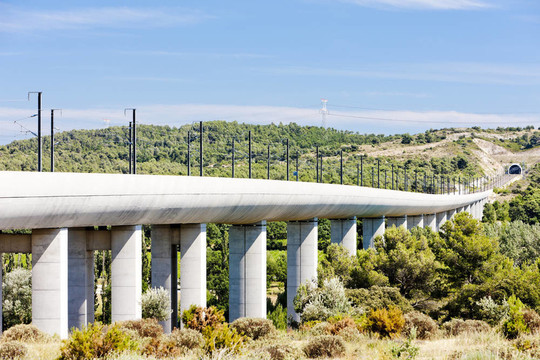 對(duì)于列車(chē)接近vernegues鐵路高架橋；普羅旺斯；法國(guó)