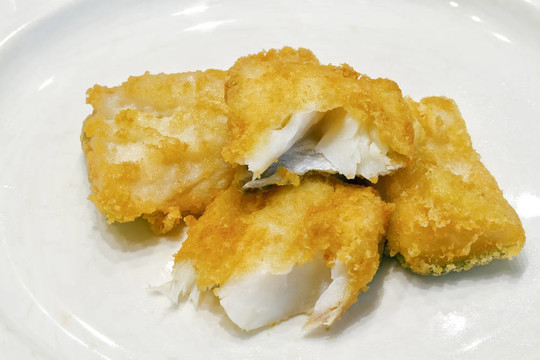 油炸咸鱈魚準備一頓飯