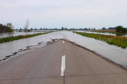 道路被水淹沒