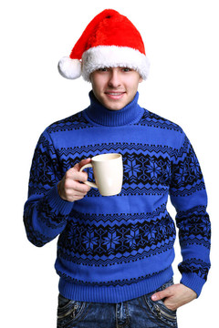 男子在Santa的帽子與杯子
