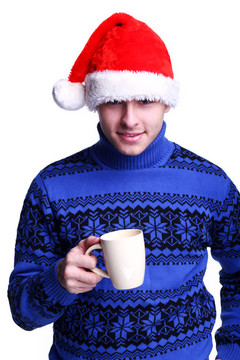 男子在Santa的帽子與杯子