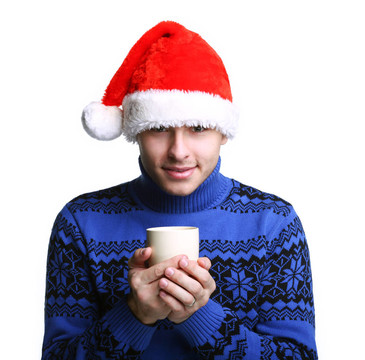 男子在Santa的帽子與杯子