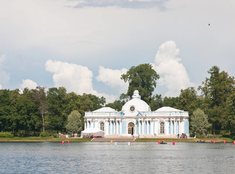 俄羅斯.圣彼德堡。Tsarskoe Selo（Pushkin）。凱瑟琳在大塘海岸公園亭石窟。