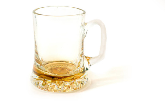 白色啤酒杯