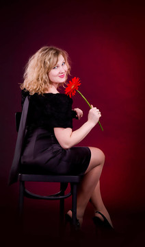 黑色禮服與紅色花的女人