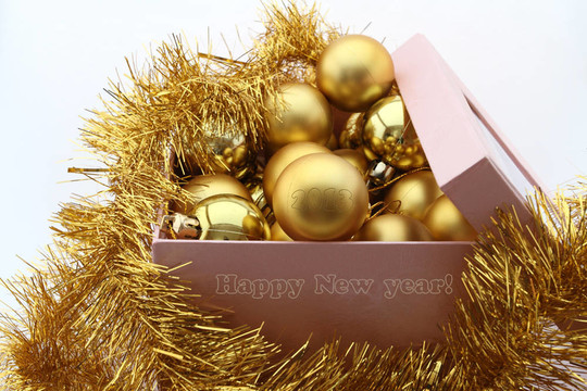 白色背景上的金色新年球