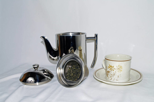 茶壺和杯綠茶和Sauser