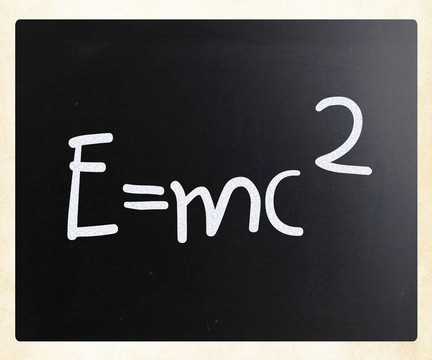 E = mc2手寫用白色粉筆在黑板上
