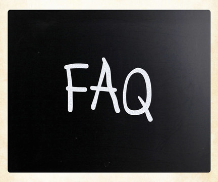 FAQ手寫用白色粉筆在黑板上
