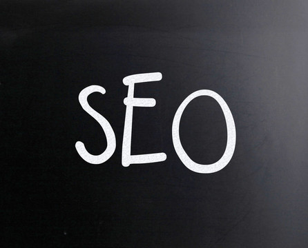 用白色粉筆在黑板上寫字的SEO