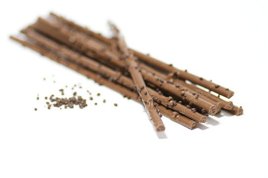 巧克力條巧克力顆粒與白色背景分離