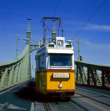 綠色自由橋；黃色電車
