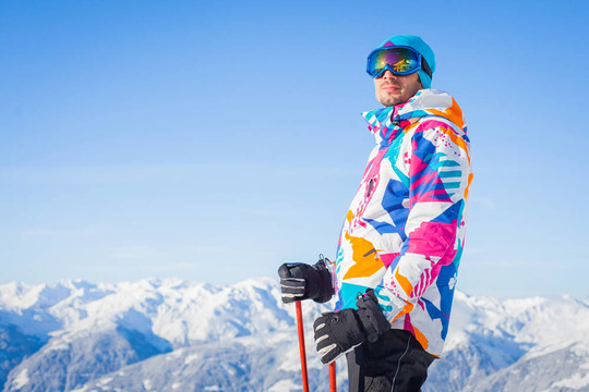 與滑雪板和滑雪服的年輕人