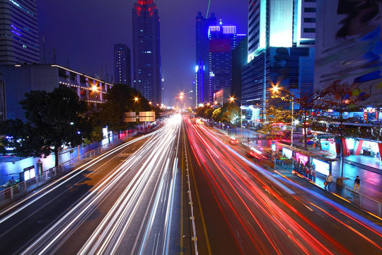 夜間穿過(guò)深圳市中心的交通