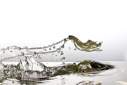 珠寶濺滿水