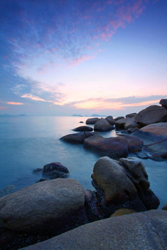 夕陽下的長時(shí)間曝光的沿海岸