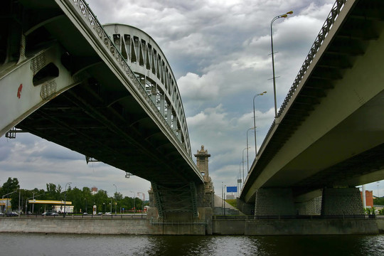 穿越莫斯科河的金屬橋