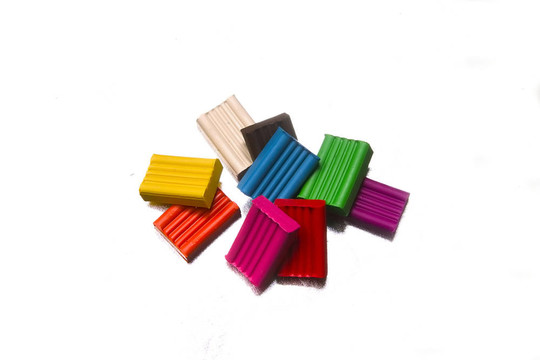 明亮的白色背景上的plasticines酒吧