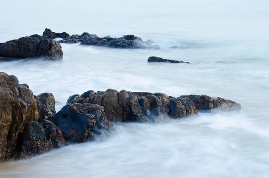 海浪沖擊線沖擊巖石
