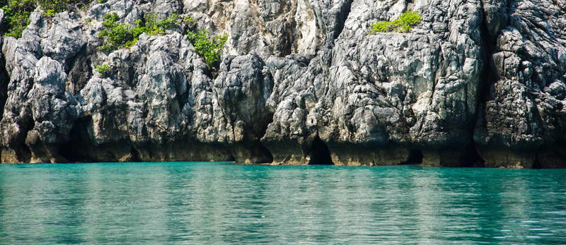 海中島嶼的懸崖。