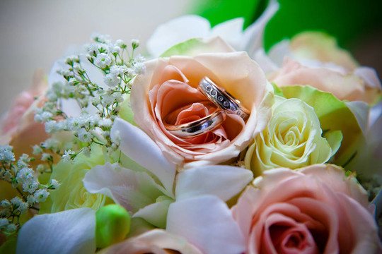 花束上的結(jié)婚戒指。