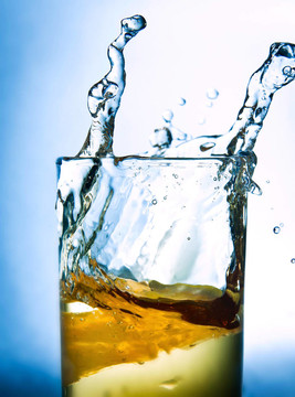 檸檬汁在一杯飲料里