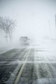 貨車駛過暴風(fēng)雪