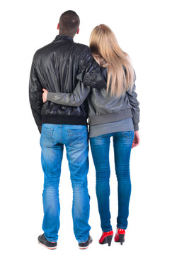 年輕夫婦（男人和女人）的擁抱和凝視