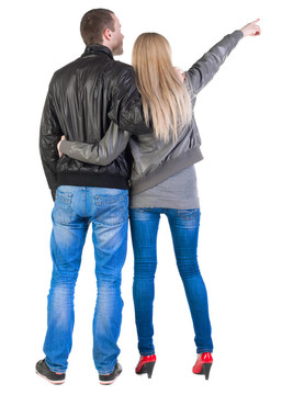 年輕夫婦指著沃爾瑪回來查看（女人和男人）。