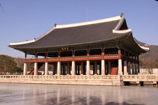 凍的池塘和gyeonghoeru亭