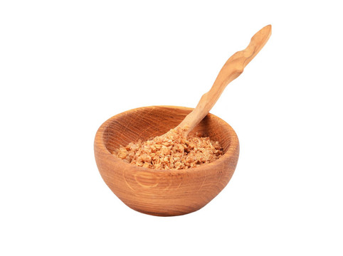 蕎麥碗在一個(gè)木碗；白色背景隔離