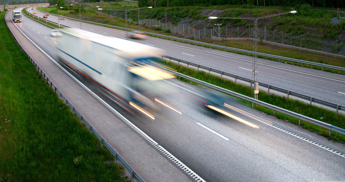 卡車(chē)在公路上