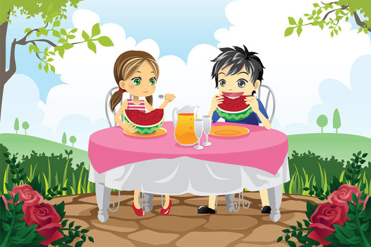 孩子在公園里吃西瓜