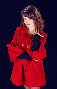 年輕漂亮的女士穿著紅色斗篷禮服