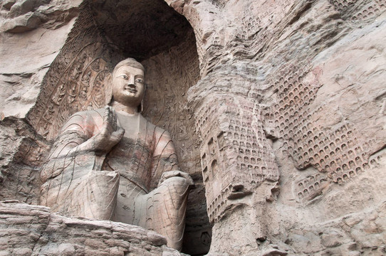 如來佛祖的雕像在云岡石窟；中國(guó)