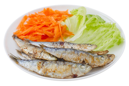 在板的萵苣和胡蘿卜炒沙丁油魚