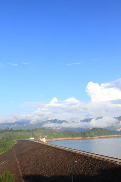 ratchaprapha壩的美麗景觀；泰國(guó)