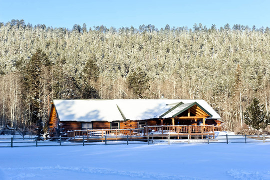 雪中的小屋