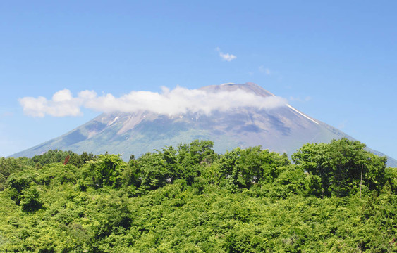 巖手山和湛藍(lán)的天空