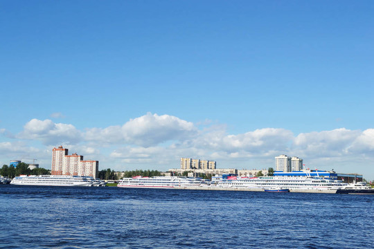 涅瓦河堤岸；圣彼得堡