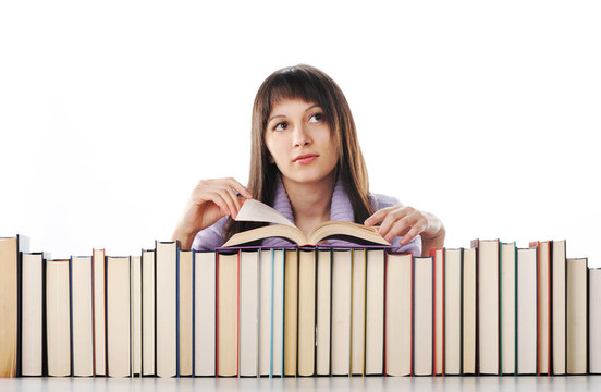 年輕女人身后一大摞書
