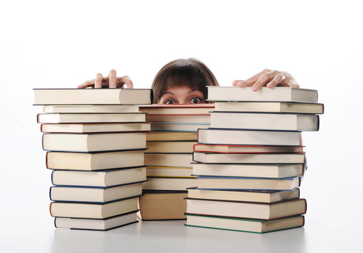 年輕女人身后一大摞書